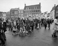 855336 Afbeelding van de demonstratie tegen de oorlog in Vietnam op de Smeebrug over de Oudegracht te Utrecht. Op het ...